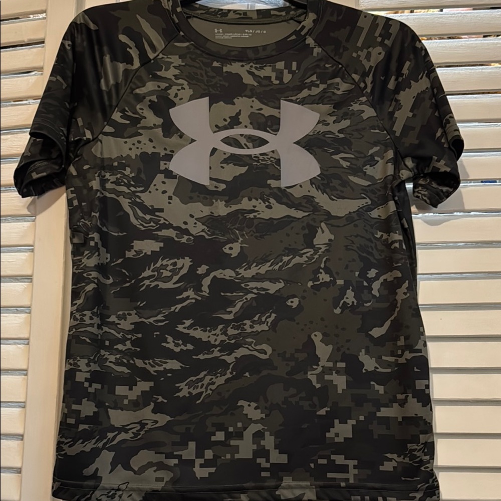 Under Armour Black and Gray Camo Tee. Like New